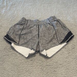 Lululemon Hotty Hot Short II *Long 4"
White Black / Black size 8